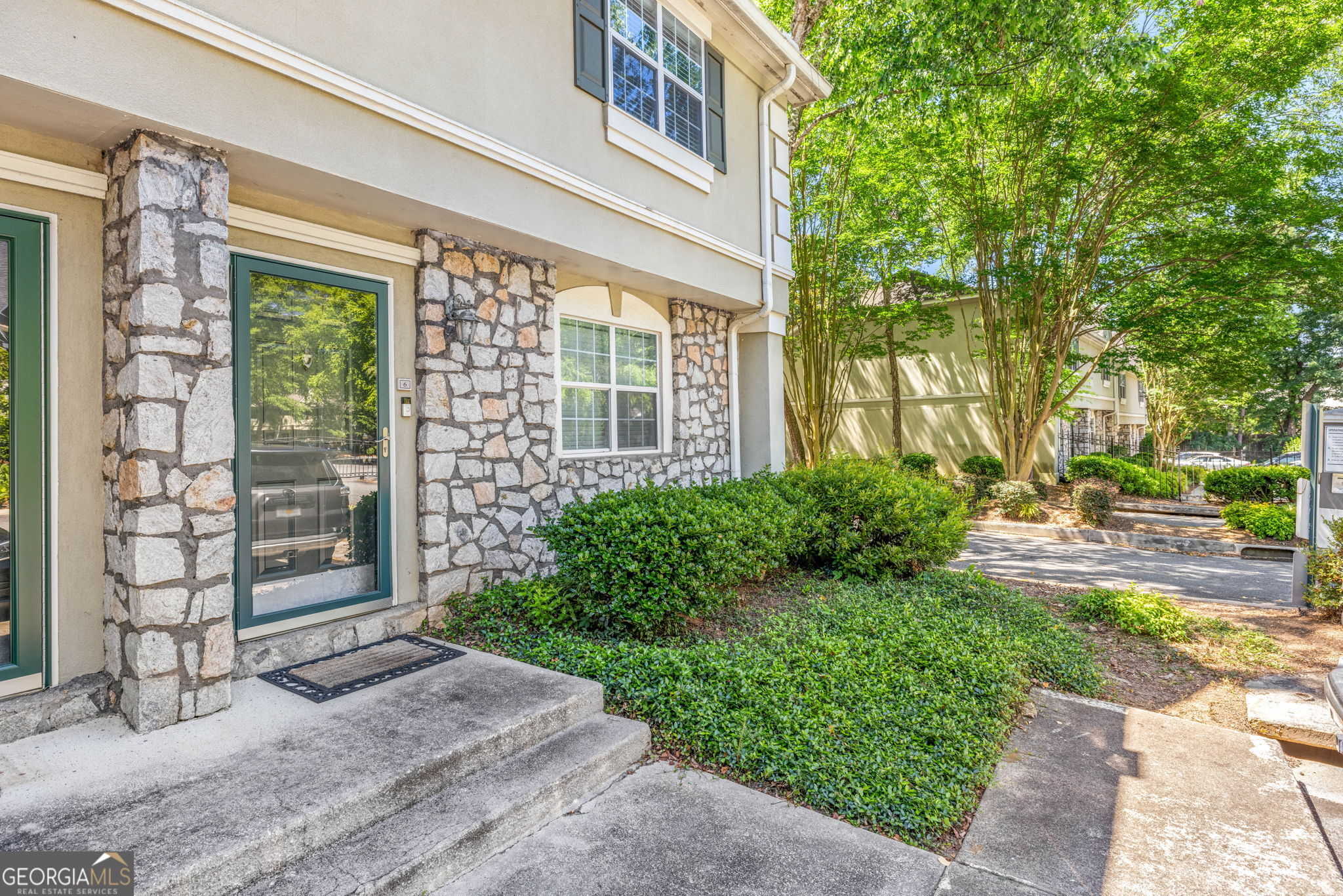 photo 1: 6900 Roswell Road NE Unit B6, Sandy Springs GA 30328