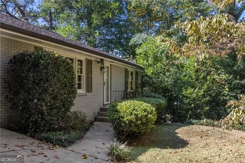 photo 3: 535 Valley Lane, Atlanta GA 30328