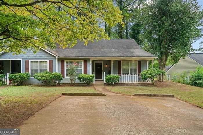 photo 2: 715 Farmdale Way, Woodstock GA 30188