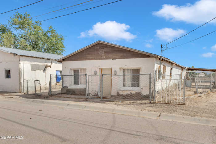 photo 2: 718 Johnson Street, Fabens TX 79838