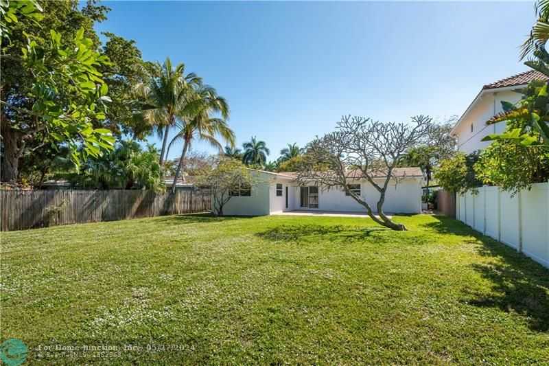 photo 1: 1915 NE 7th Ct, Fort Lauderdale FL 33304