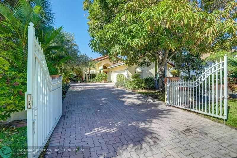 photo 3: 305 S Riverside Dr, Pompano Beach FL 33062