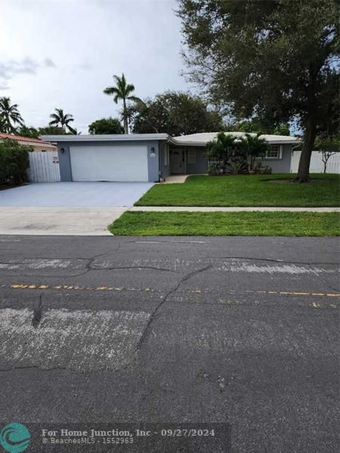 photo 2: 361 SE 8th Ct, Pompano Beach FL 33060