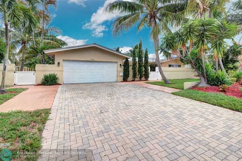 photo 2: 911 SE 11th St, Deerfield Beach FL 33441