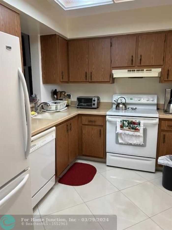 photo 1: 7300 Lake Circle Dr Unit 401, Margate FL 33063