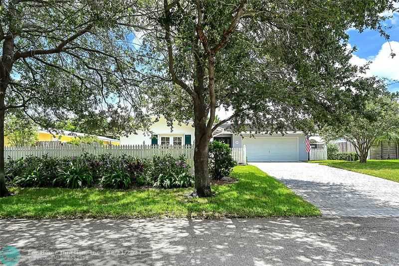 photo 2: 2070 NE 54th Ct, Fort Lauderdale FL 33308