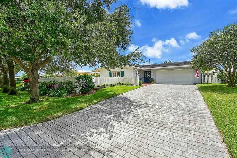 photo 3: 2070 NE 54th Ct, Fort Lauderdale FL 33308