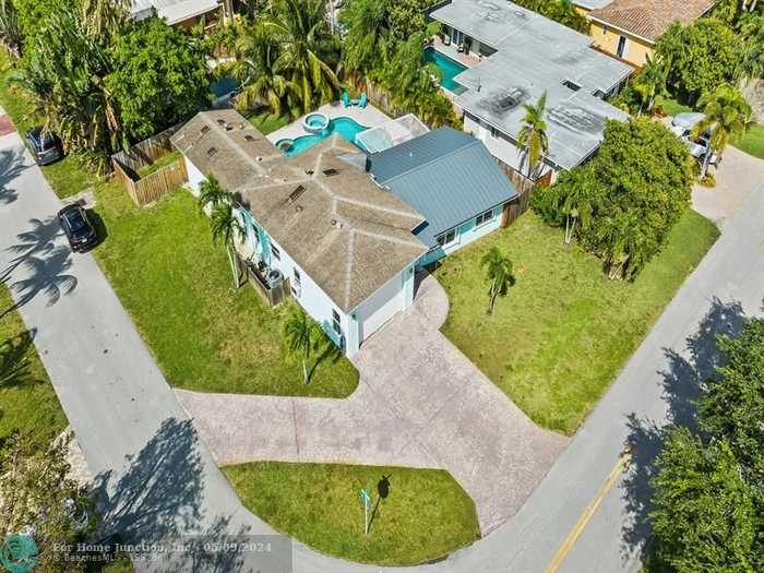 photo 1: 641 NW 28th St, Wilton Manors FL 33311