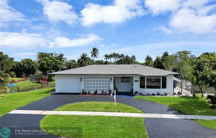 photo 2: 4100 NW 12th St, Coconut Creek FL 33066