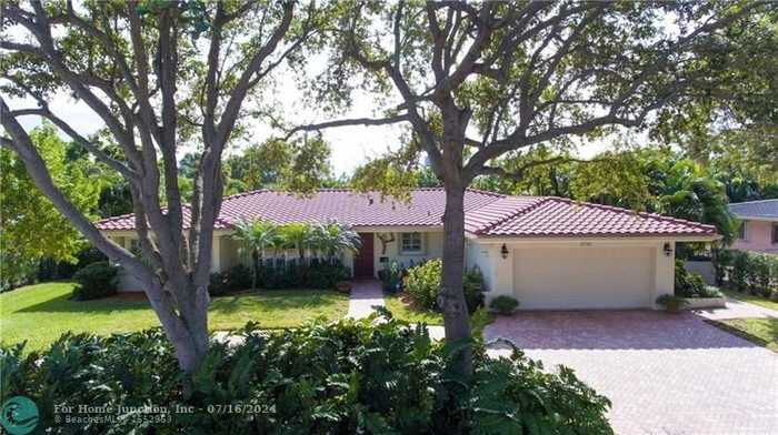 photo 2: 2732 NE 29th Ct, Fort Lauderdale FL 33306