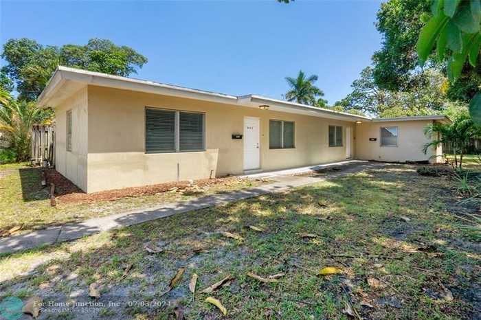 photo 1: 902 NE 39th St, Fort Lauderdale FL 33334