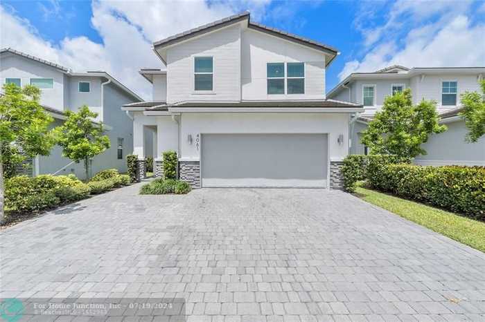 photo 1: 4061 Pelicano Way, Deerfield Beach FL 33064