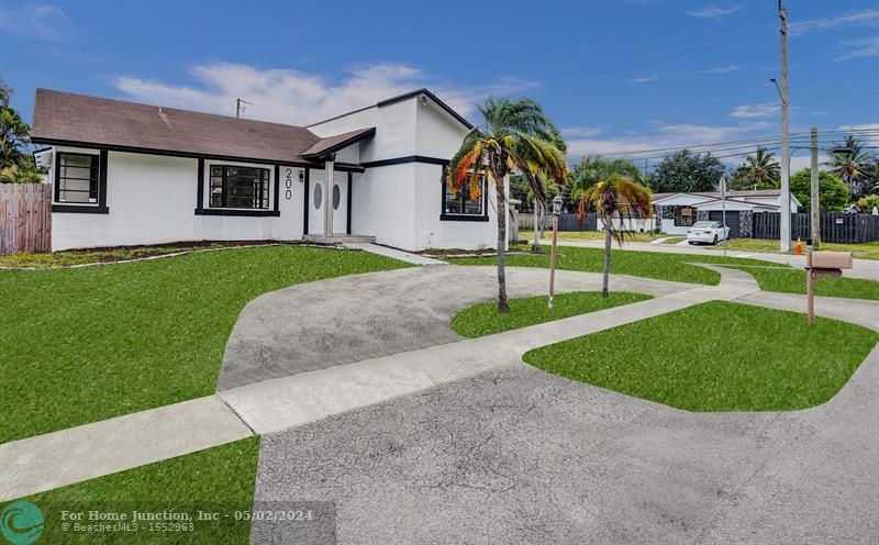 photo 1: 200 SE 7th St, Dania Beach FL 33004