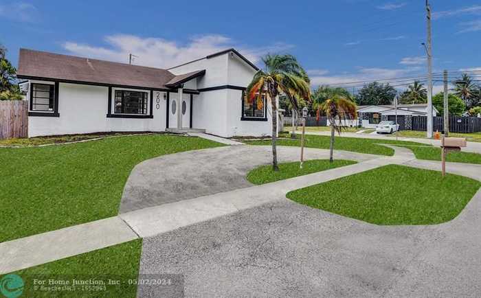 photo 2: 200 SE 7th St, Dania Beach FL 33004