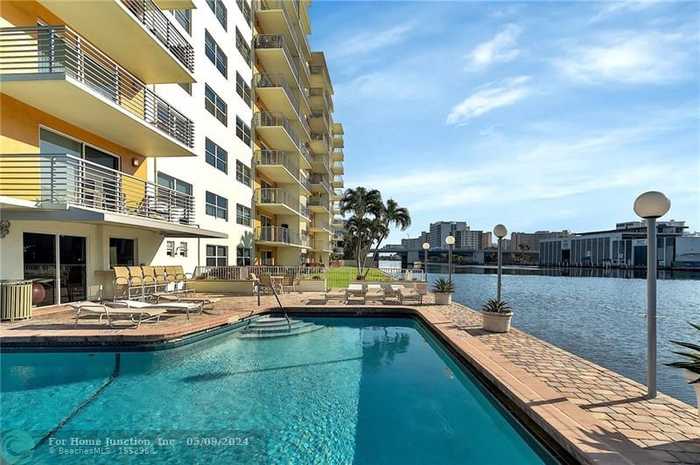 photo 1: 2900 NE 30th St Unit 8B, Fort Lauderdale FL 33306