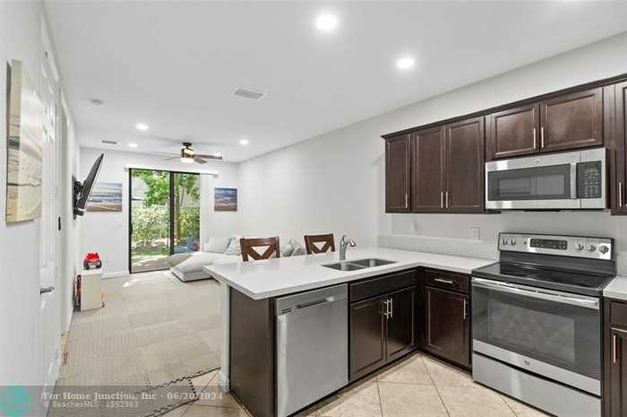 photo 2: 6948 Halton Park Ln, Coconut Creek FL 33073