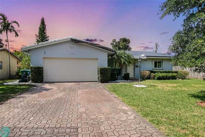 photo 1: 7505 NW 40th Ct, Coral Springs FL 33065