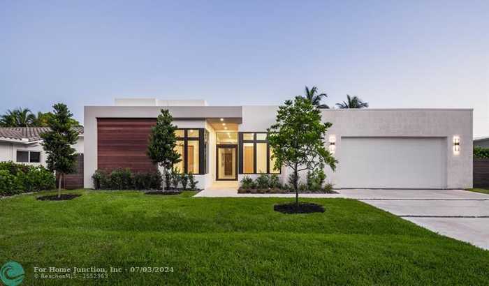 photo 1: 2364 NE 8th St, Fort Lauderdale FL 33304