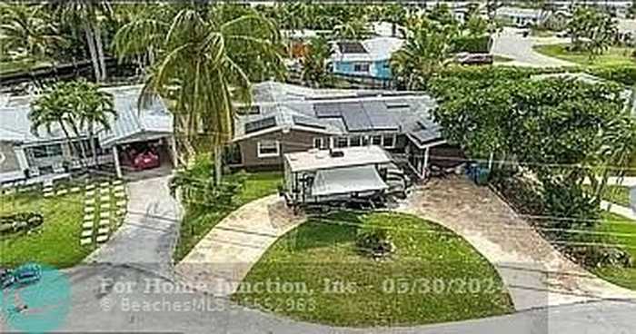 photo 1: 3430 NW 20th Ave, Oakland Park FL 33309