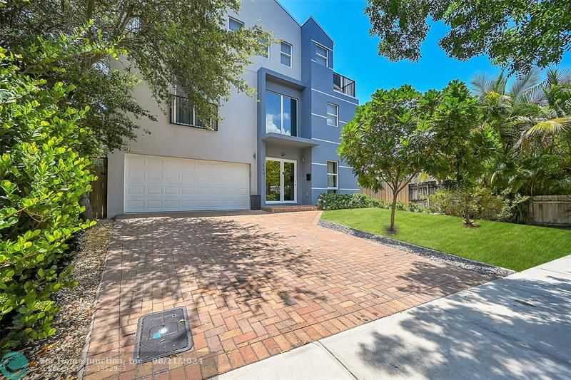 photo 3: 640 NE 17th Way, Fort Lauderdale FL 33304