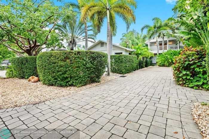 photo 1: 619 NE 13th Ave, Fort Lauderdale FL 33304