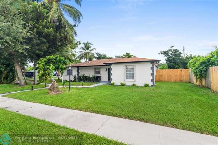 photo 1: 1670 SE 8th Ave, Deerfield Beach FL 33441