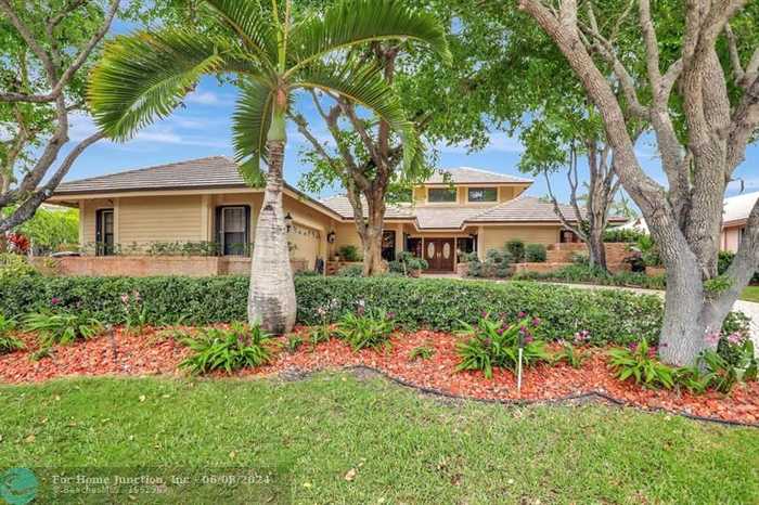 photo 1: 1933 Colonial Dr, Coral Springs FL 33071