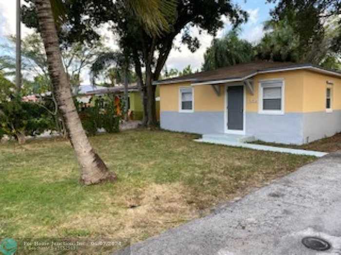 photo 1: 1304 SW 31st St, Fort Lauderdale FL 33315