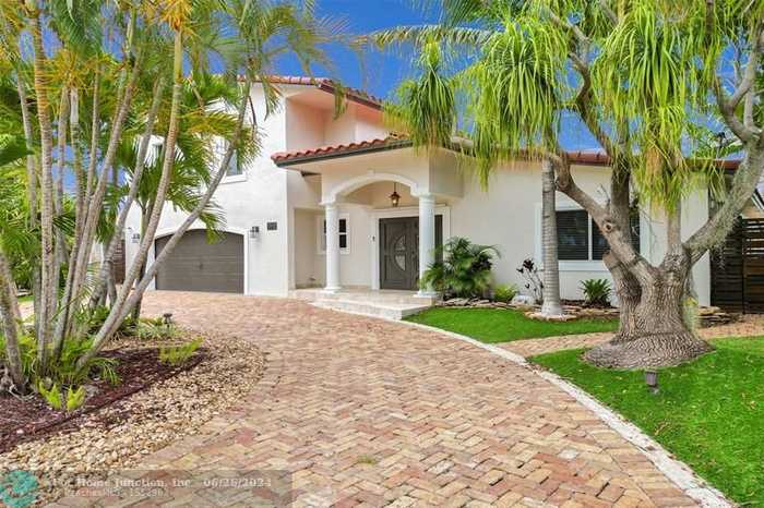 photo 1: 2501 NE 19th Ave, Wilton Manors FL 33305