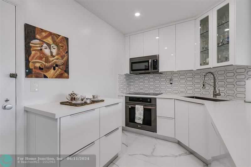 photo 3: 3333 NE 34th St Unit 304, Fort Lauderdale FL 33308