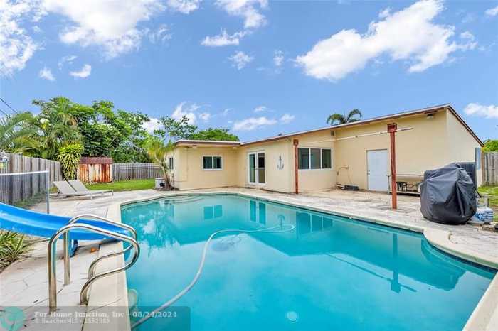 photo 1: 5 SE 11th Ct, Deerfield Beach FL 33441