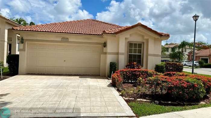 photo 2: 4996 Pelican St, Coconut Creek FL 33073