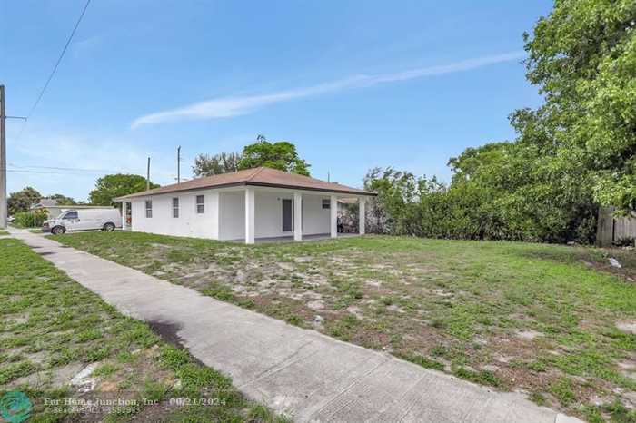 photo 1: 207 SW 5 street, Deerfield Beach FL 33441