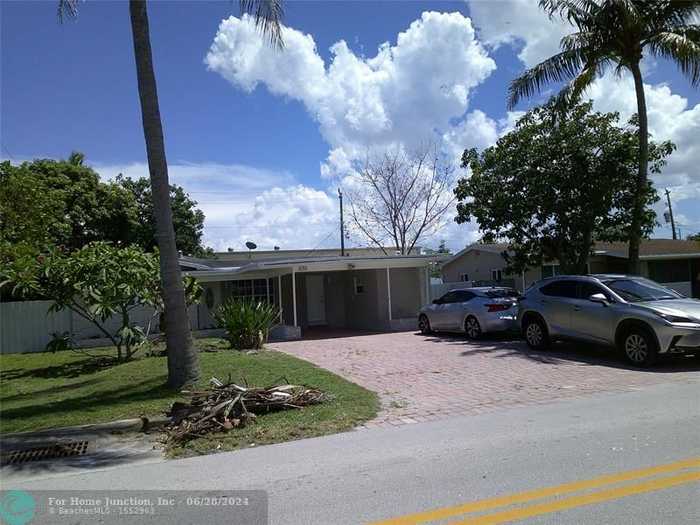 photo 1: 570 NE 46th St, Oakland Park FL 33334