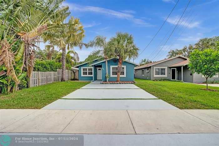 photo 1: 681 NE 34th St, Oakland Park FL 33334