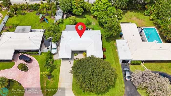 photo 1: 1577 NE 49th St, Oakland Park FL 33334