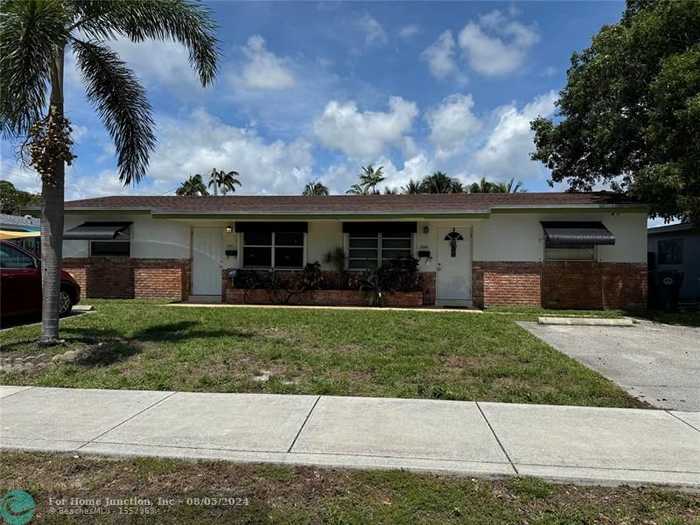 photo 1: 3331 NE 16th Ave, Oakland Park FL 33334