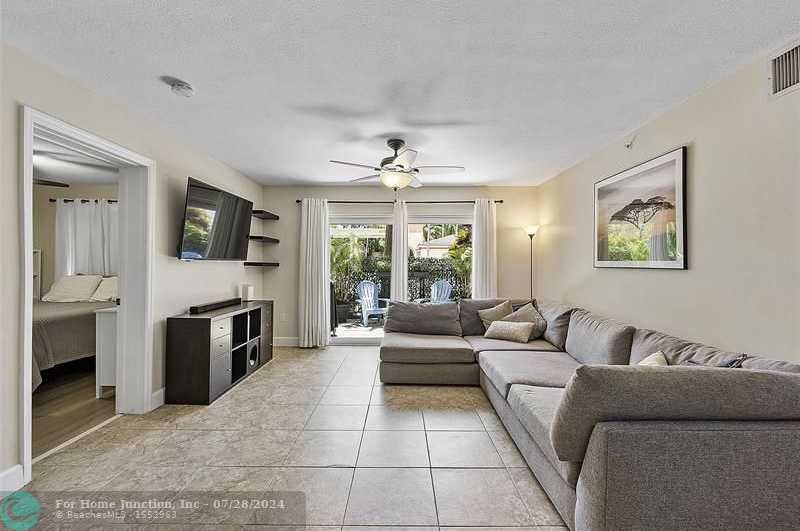 photo 3: 2009 SE 10th Ave Unit 301, Fort Lauderdale FL 33316