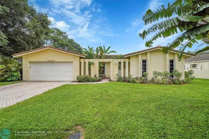 photo 1: 10042 NW 16th St, Coral Springs FL 33071