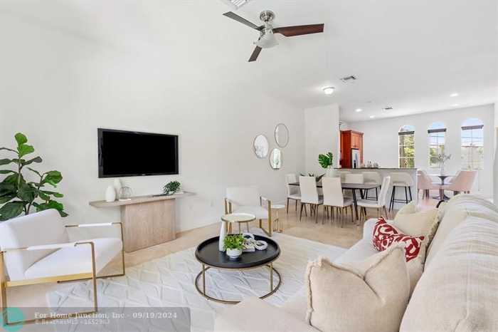 photo 1: 506 SE 7th St Unit 304, Fort Lauderdale FL 33316