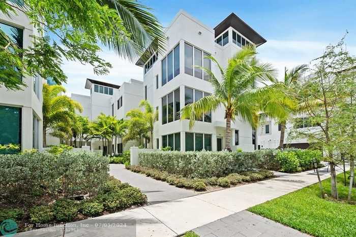 photo 1: 244 Garden Ct Unit 244, Lauderdale By The Sea FL 33308