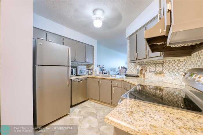 photo 1: 118 Lake Emerald Dr Unit 406, Oakland Park FL 33309