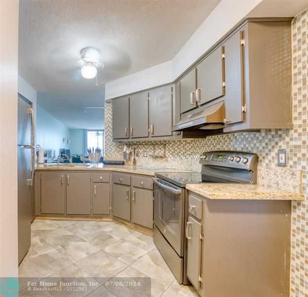 photo 3: 118 Lake Emerald Dr Unit 406, Oakland Park FL 33309