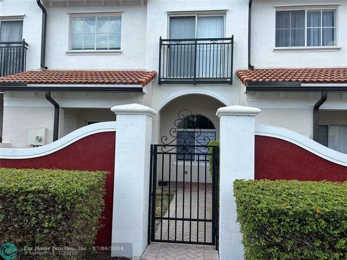 photo 1: 3621 NW 29th Ct Unit 3621, Lauderdale Lakes FL 33311