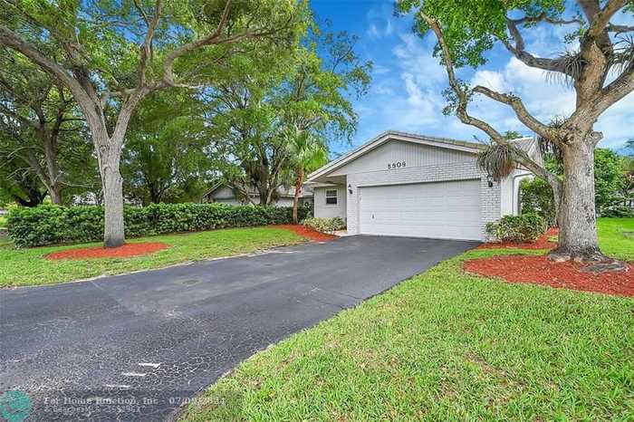 photo 1: 8809 NW 21st Ct, Coral Springs FL 33071