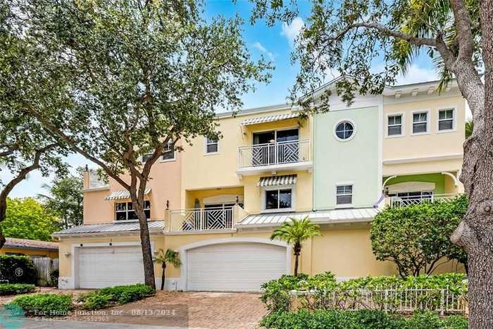 photo 1: 701 SE 16th St Unit 2, Fort Lauderdale FL 33316