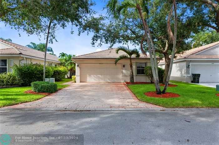 photo 1: 5411 NW 49th Ct, Coconut Creek FL 33073