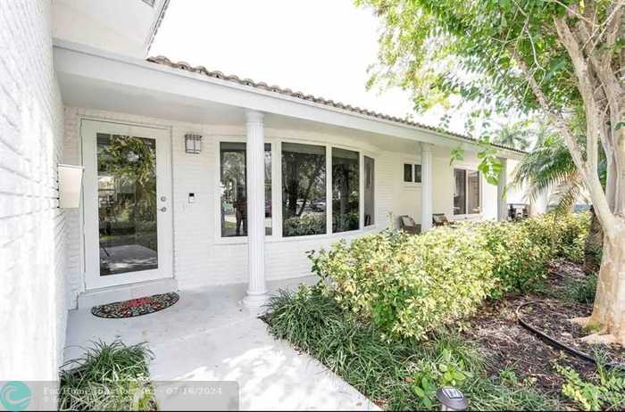 photo 1: 5910 NE 14th Ln, Fort Lauderdale FL 33334