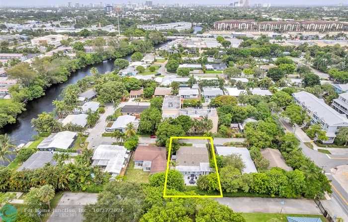 photo 2: 2817 NE 9th Ave, Wilton Manors FL 33334