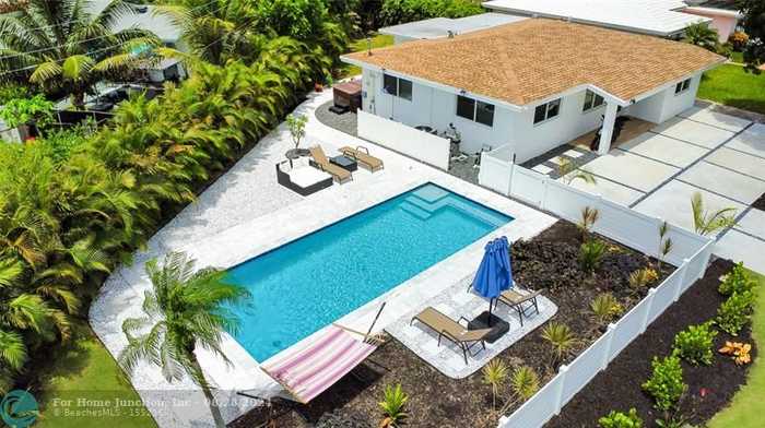 photo 1: 132 Almar Dr, Wilton Manors FL 33334